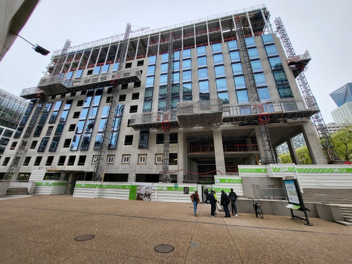 Bi-mat en position sur façade