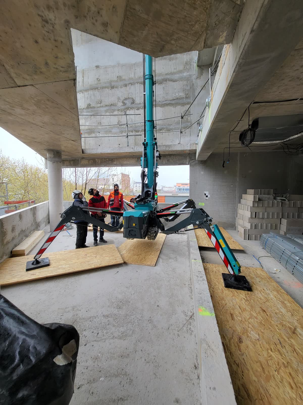 Grue araignee interieur chantier